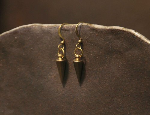 生生蔓 :: 復古黃銅手作飾品 .vintage accessories 尖錐型個性黃銅墜耳環
