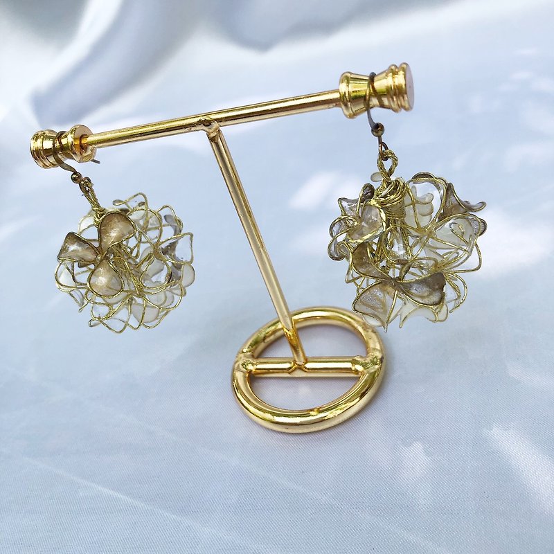 Either Side Store Handmade Hydrangea Garden Golden Hydrangea Draped Resin Earrings - ต่างหู - เรซิน สีทอง