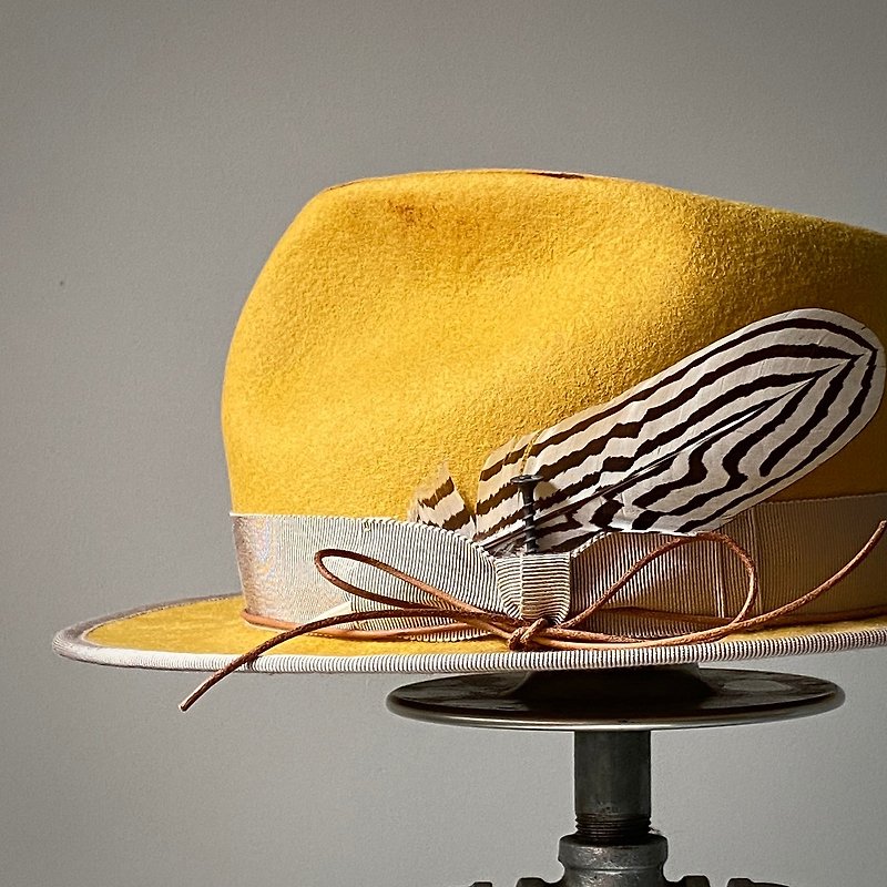 HYOKOU 手工 紳士帽-黃色+羽毛+包邊 - 帽子 - 羊毛 黃色