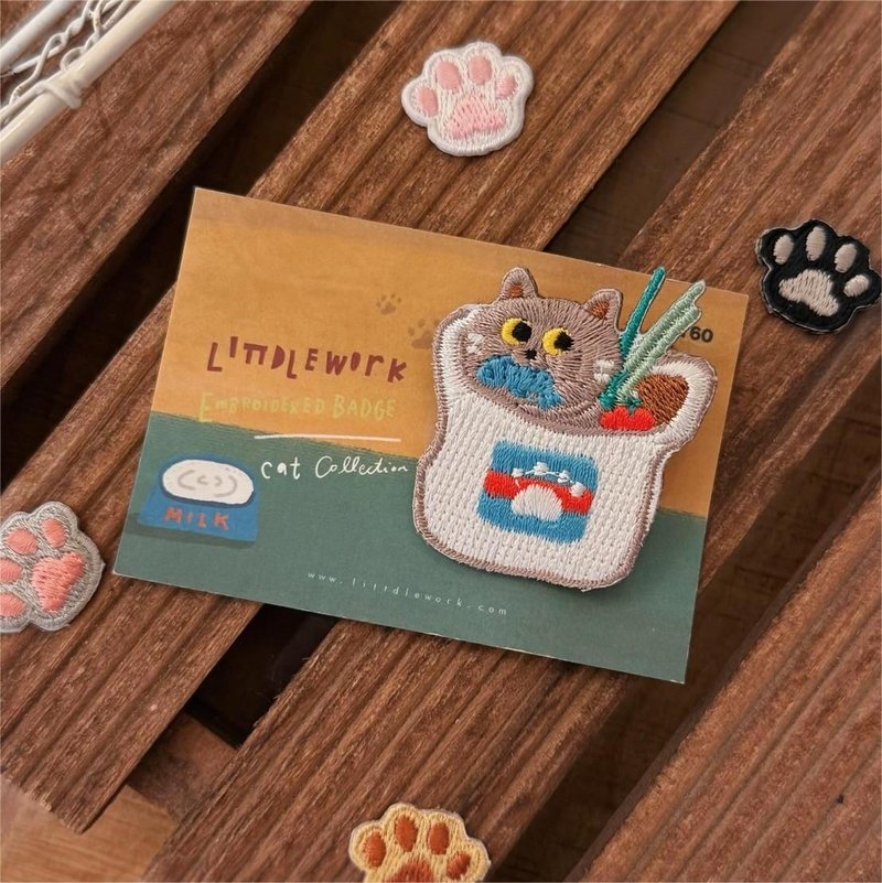 刺繡燙貼/別針 | 貓咪 - 偷吃藍貓 | Littdlework - 徽章/別針 - 繡線 多色