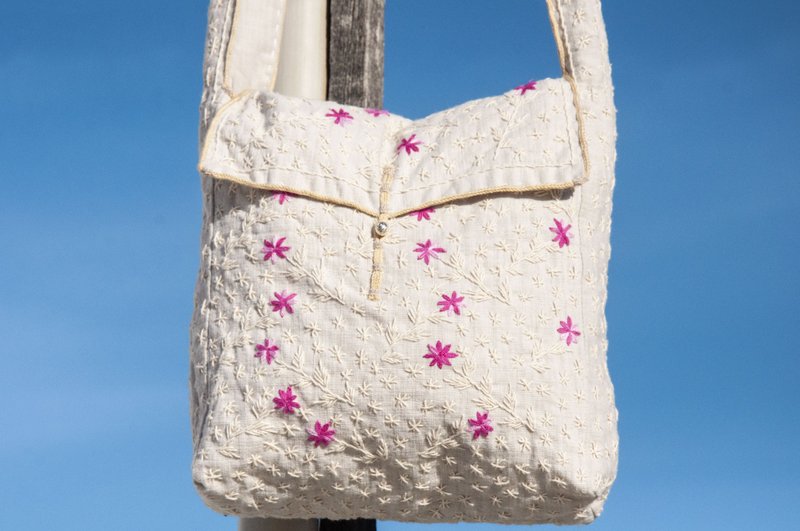 手縫純棉布斜背包 刺繡側背包 手工刺繡肩背包 手縫白色包-花朵風 - 側背包/斜背包 - 棉．麻 白色