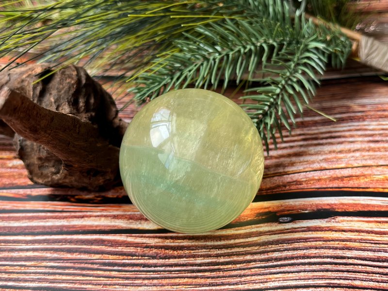 [One object, one picture] Natural yellow-green Stone crystal ball with diameter 59MM and comes with a base - อื่นๆ - คริสตัล สีเหลือง