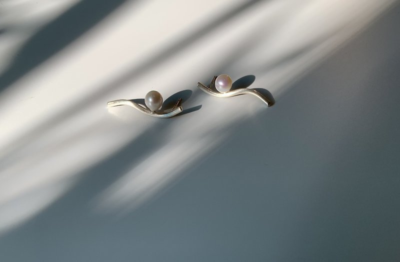 Simple temperament wave sterling silver pearl earrings can be customized - Earrings & Clip-ons - Pearl White