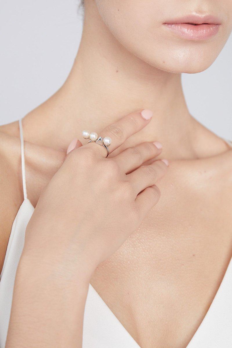 【天然珍珠】925銀厚鍍18K金 Akoya珍珠尖角戒指-White Gold - 戒指 - 珍珠 銀色