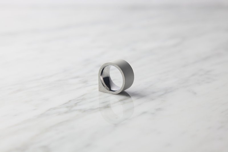 Corner Ring (White) - แหวนทั่วไป - ปูน สีเทา