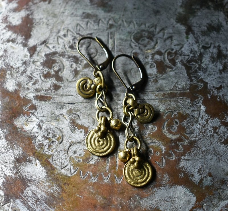 2種類の渦巻きインドブラス、小さなまん丸チャームのピアス - 耳環/耳夾/耳骨夾 - 其他金屬 金色