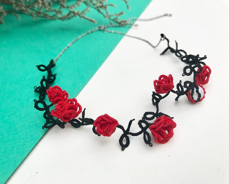 手織立體玫瑰花項鍊(紅花黑葉) 禮物 客製化 - 項鍊 - 棉．麻 