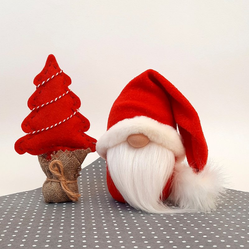 Santa Gnome 6 inch with Christmas Fabric Tree - ตุ๊กตา - วัสดุอื่นๆ สีแดง