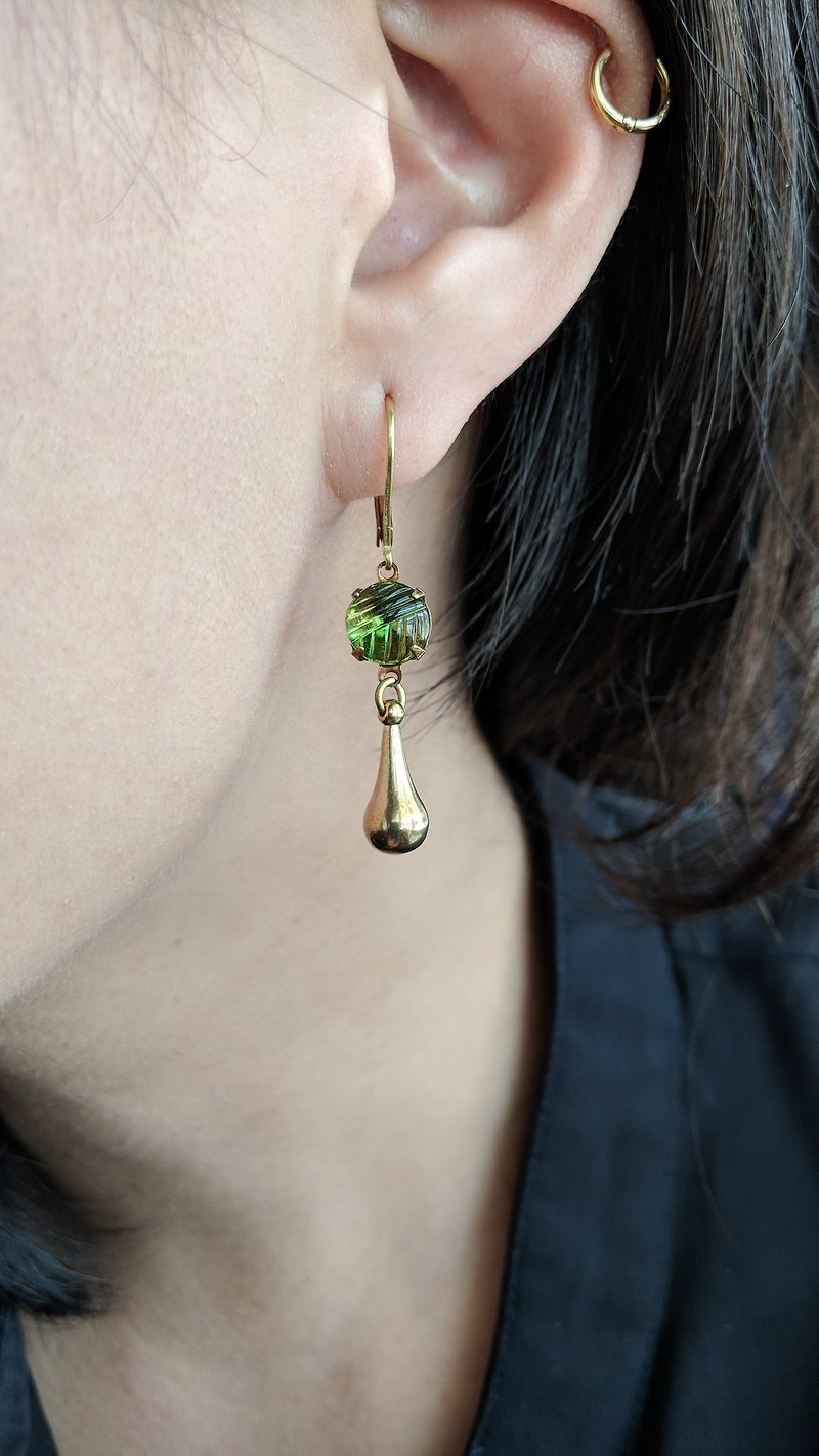 Green Vintage Glass Brass Earrings - ต่างหู - แก้ว สีเขียว