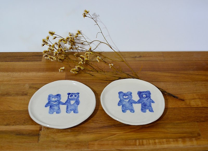 Painted blue and white bear plate - Plates & Trays - Porcelain 