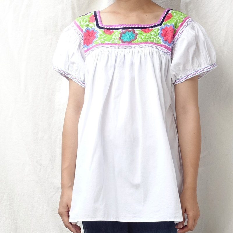 BajuTua /古著/ 墨西哥南方 Chiapas 手工刺繡上衣- 青粉 - 女上衣/長袖上衣 - 棉．麻 白色