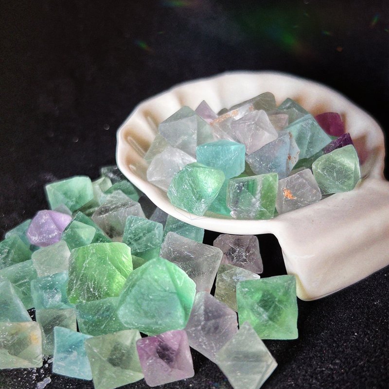 螢石 八面晶體 菱形 50g 螢石礦 混色 隨機大小 - 其他 - 水晶 多色