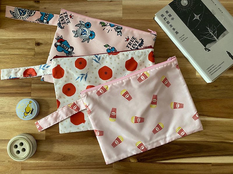 Waterproof storage bag│travel bag│toilet bag:::Pink Magic/Pomegranate/Popcorn - กระเป๋าเครื่องสำอาง - วัสดุกันนำ้ ขาว