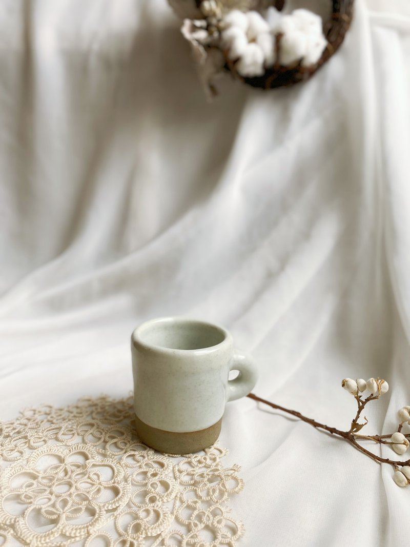 [Good Day Fetish] Handmade ceramic glazed two-color coffee cup mug - Mugs - Pottery White