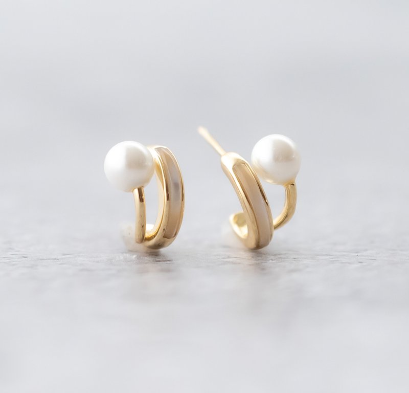 Mother of pearl, natural stone, poop earrings, hypoallergenic - ต่างหู - โลหะ สีทอง