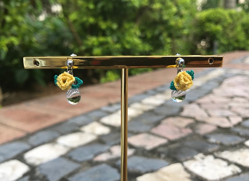 tatted rose earrings / gift / Clip-ons - ต่างหู - ผ้าฝ้าย/ผ้าลินิน หลากหลายสี