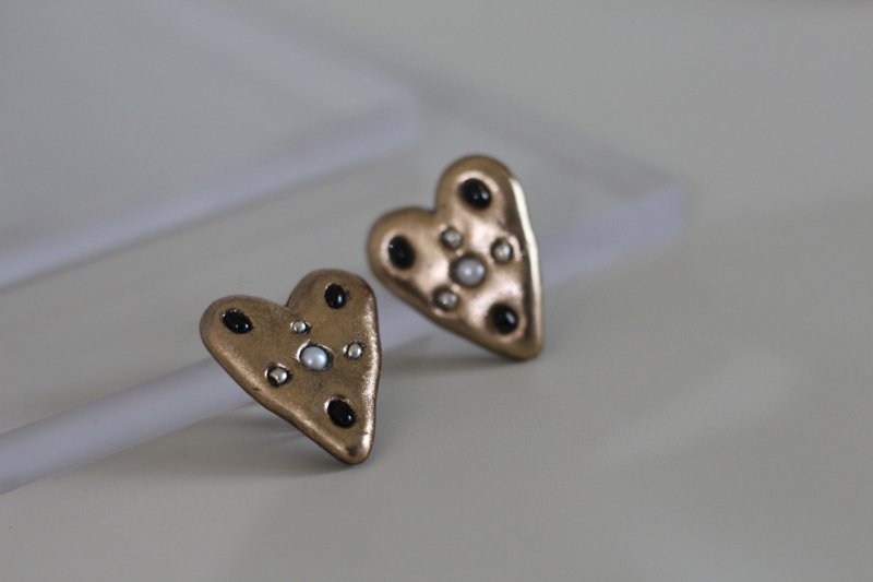 / Mine / heart-shaped gold series-black and white - ต่างหู - เรซิน สีทอง