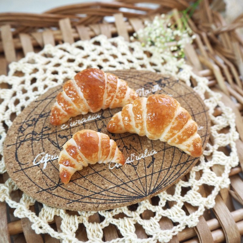 Clay Brooches - Brooch / miniature bread / Big size croissant