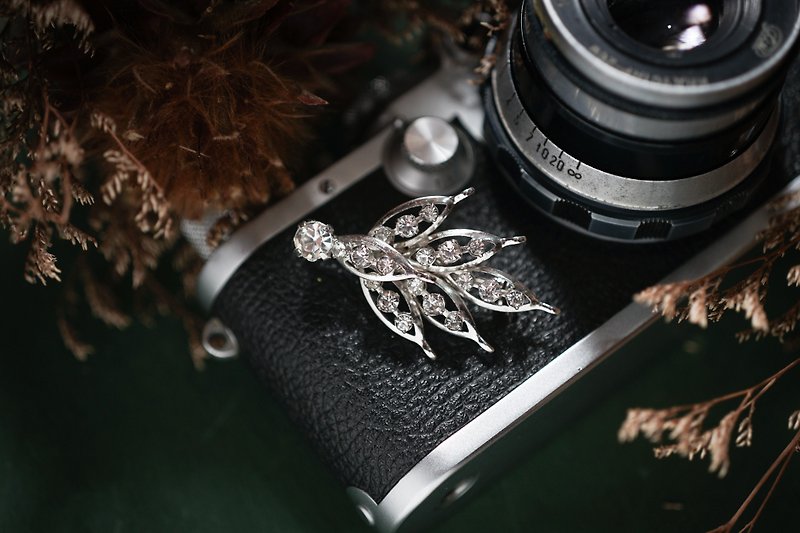Old jewelry [/] Western old piece hollow silver leaf shape Stone vintage brooch pendant pendant - เข็มกลัด - โลหะ สีเงิน