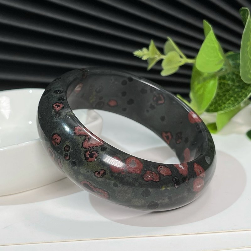 獨特梅花玉手鐲54MM 黑底紅花綠葉長石寬鐲手環 飄然欲落美輪美奐 - 手鍊/手環 - 半寶石 