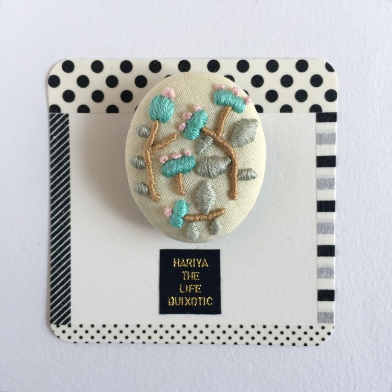Flower Embroidery Ellipse Brooch (Peppermint x Pale Pink) - Brooches - Cotton & Hemp Green