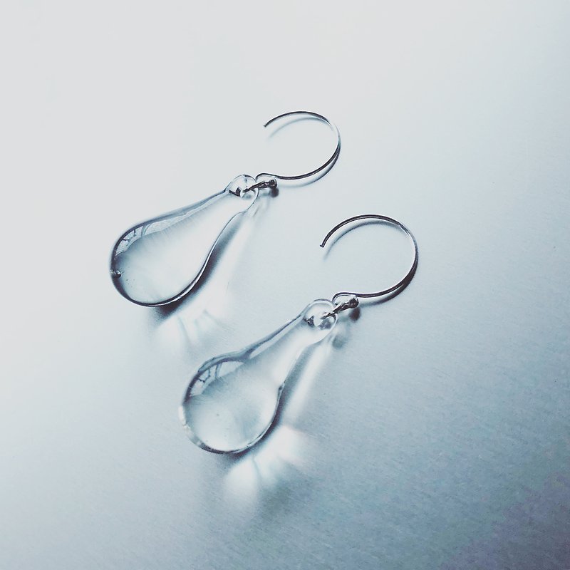Water drop shaped Earring/ WH /BK - Earrings & Clip-ons - Glass Transparent
