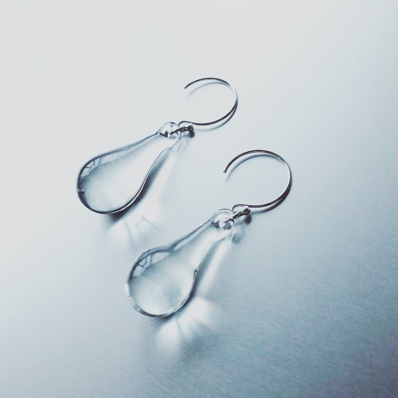 Water drop shaped Earring/ WH /BK - 耳環/耳夾 - 玻璃 透明