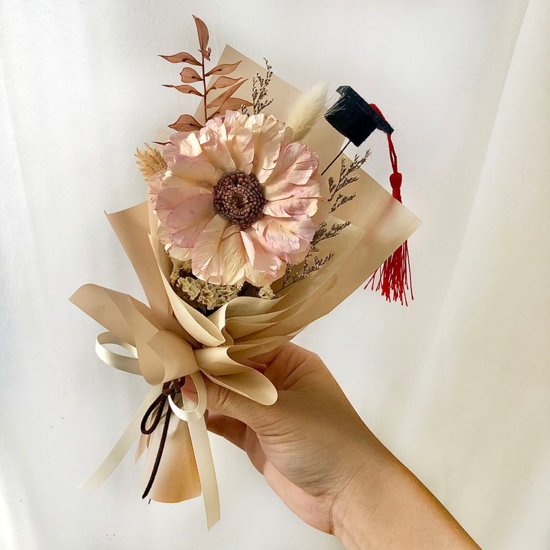 Strawberry Fresh Cream Bouquet Single Bouquet Feather Sunflower Graduation Bouquet Preserved Flower Gift Bouquet - ช่อดอกไม้แห้ง - พืช/ดอกไม้ สึชมพู