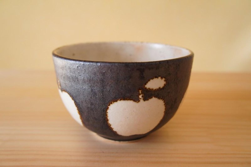 黒りんご柄のボウル中 - 碗 - 陶 