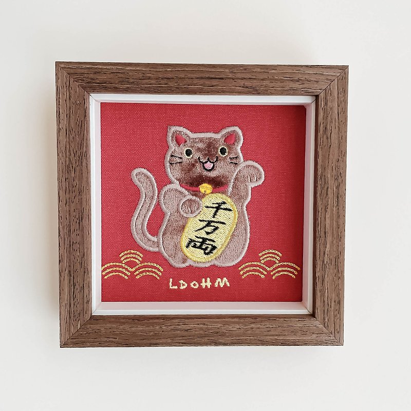 【招財貓】棕灰貓 刺繡畫|實木框|附包裝 - 畫框/相架  - 棉．麻 紅色
