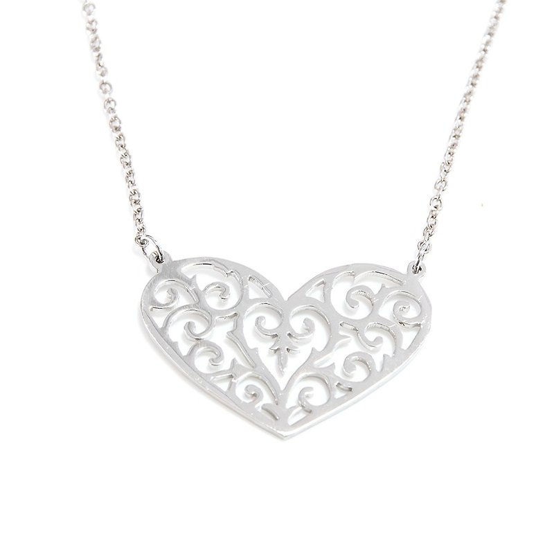 Decorative pattern in heart shape pendant - สร้อยคอ - โลหะ สีเงิน