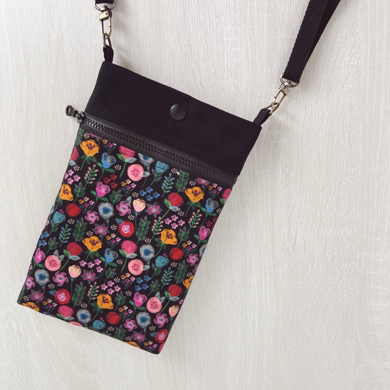 Zippered mobile phone bag, small item bag, cross-body bag, Secret Garden - กระเป๋าแมสเซนเจอร์ - ผ้าฝ้าย/ผ้าลินิน สีดำ