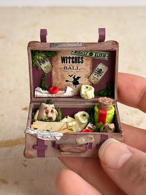 DOLLFOODS The witch's miniature suitcase