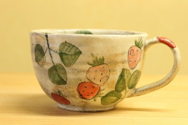 A cup of dust pulp strawberries. - Mugs - Pottery 
