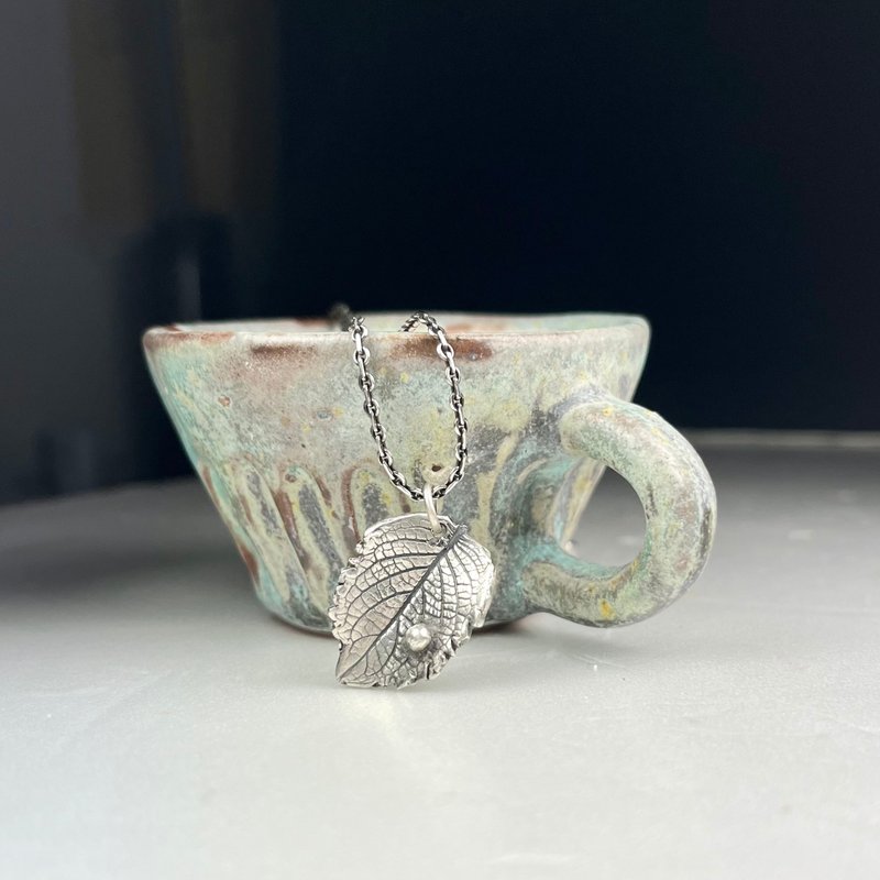 A Lu 葉子及晨露純925銀項鍊/手工製作/墜子重約4.3g 贈拭銀布 - 項鍊 - 純銀 銀色