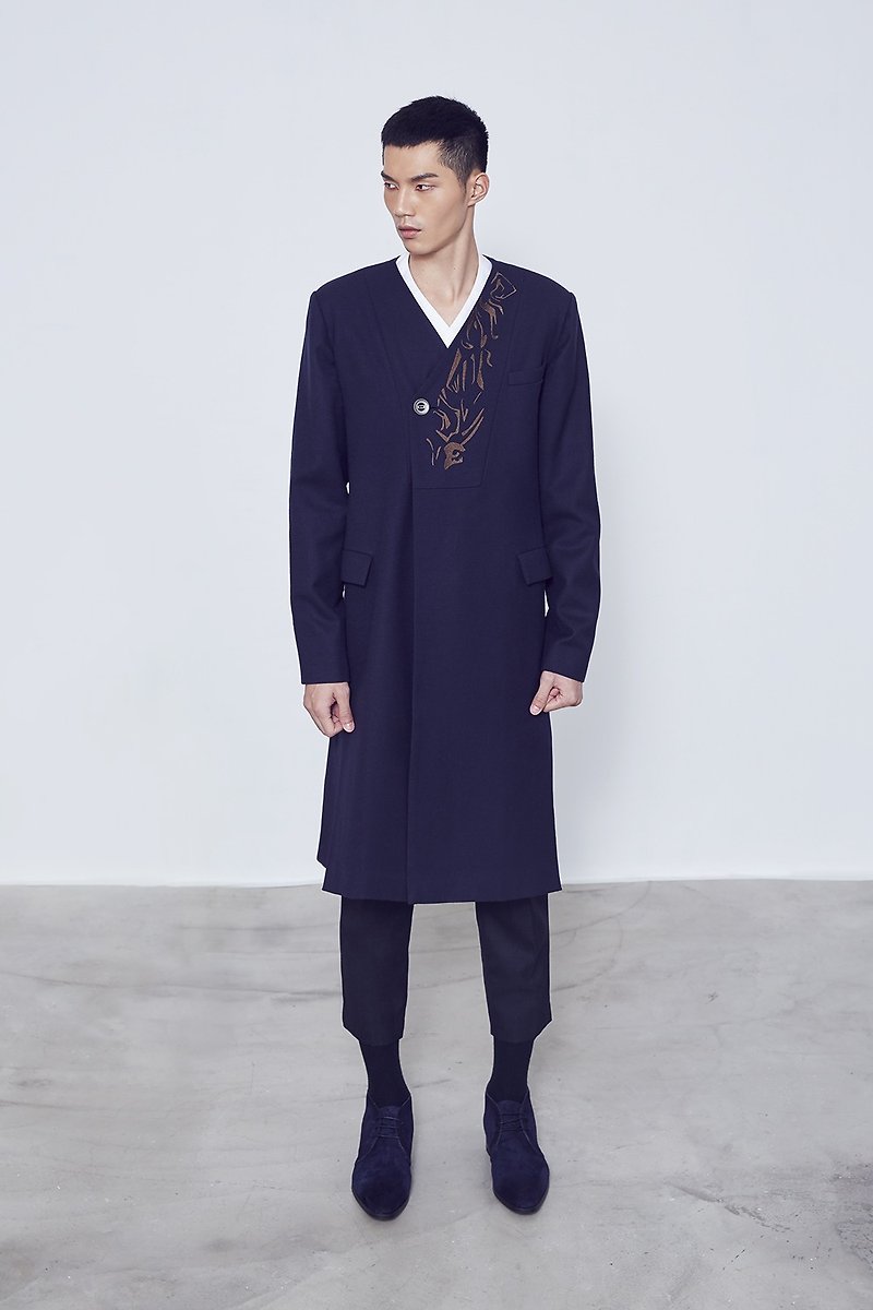 Bixi totem embroidery wool overcoat - เสื้อโค้ทผู้ชาย - ขนแกะ สีน้ำเงิน