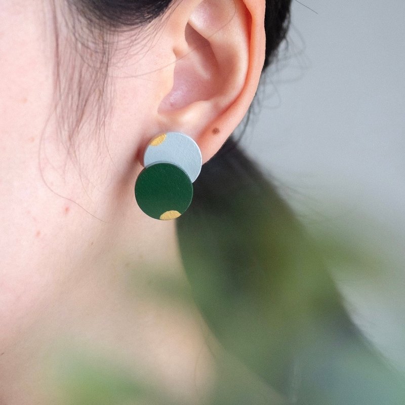 Kintsugi design dark green x light gray double circle wood earrings - ต่างหู - ไม้ สีเขียว