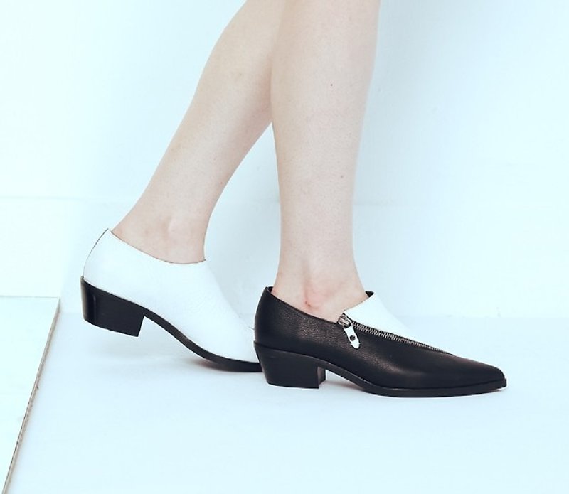 Black and white curved zipper leather pointed toe shoes - รองเท้าหนังผู้หญิง - หนังแท้ สีดำ