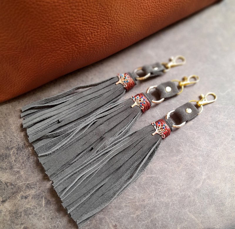 オリーブグリーン スエード タッセル バッグチャーム 生命の樹 彩り 成長 と つながり - キーホルダー・キーケース - 革 グリーン