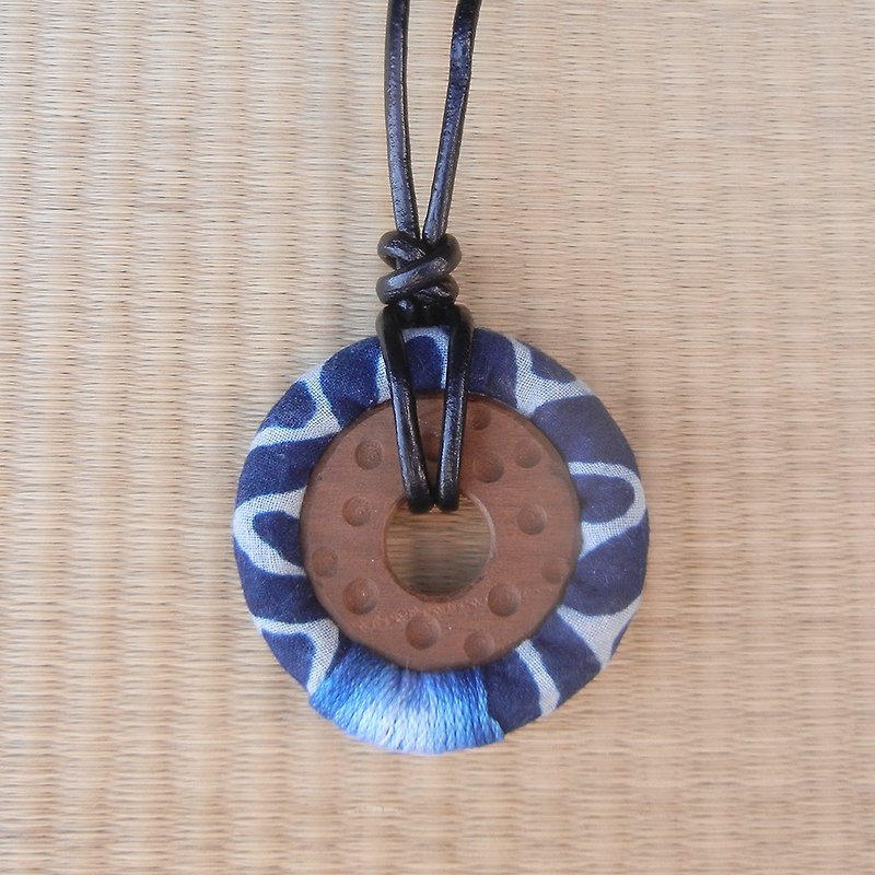 Dyed blue dyed handmade necklace - สร้อยคอ - ไม้ 