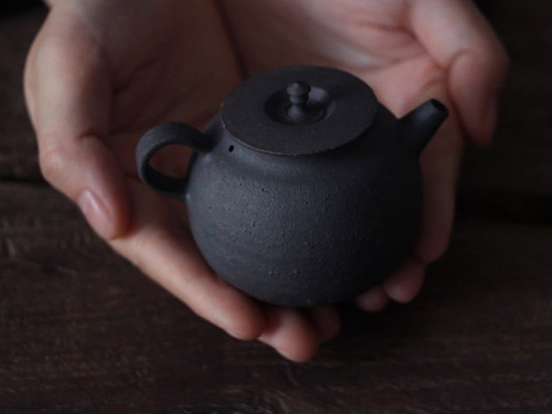 The orphan product is made by handcrafted people. The teapot Japanese stoneware raw ore mud single pot spherical hole honeycomb hole is well watered - Teapots & Teacups - Pottery Black