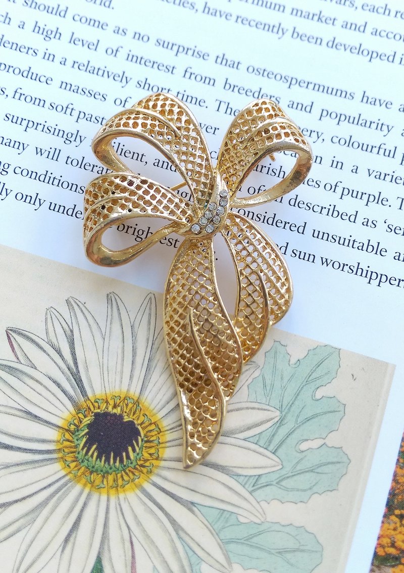 Vintage Jewelry 西洋古董飾品 金緞帶 蝴蝶結 簍空 別針 - 徽章/別針 - 其他金屬 金色
