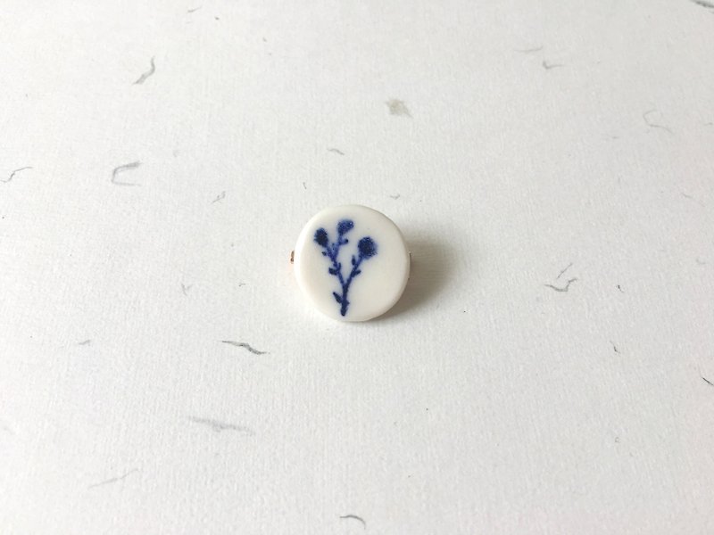 Blue and White Porcelain flower Ceramic Brooch- Navy / Blue / Flower/ Daisy/ Natural - เข็มกลัด - เครื่องลายคราม สีน้ำเงิน