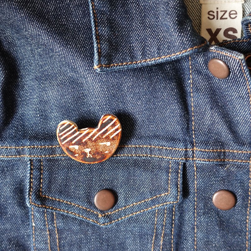 angry bear pin, ceramic brooch - เข็มกลัด - ดินเผา สีนำ้ตาล