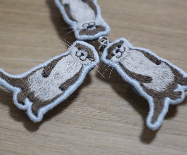 完全手刺繍のカワウソブローチ