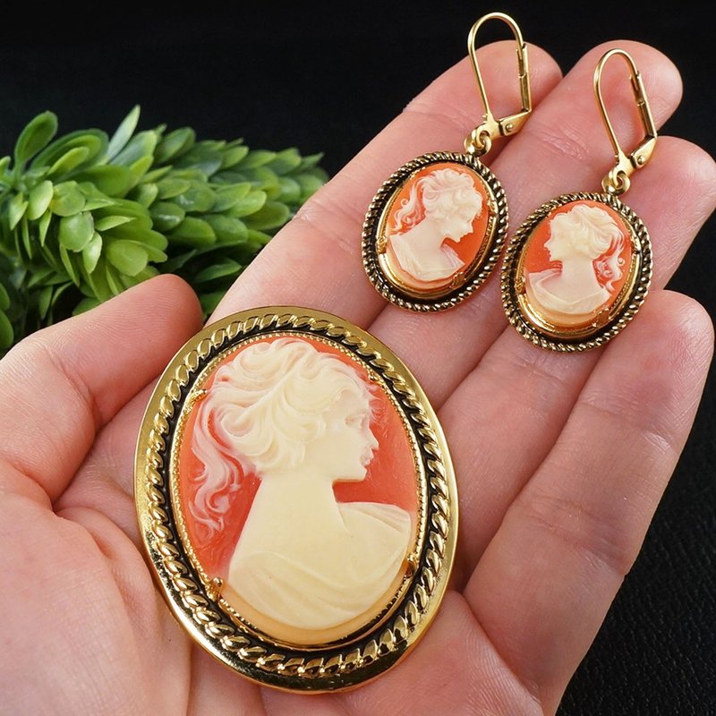 Brooch Pin and Earrings Lady Girl Cameo Gold Jewelry Set Victorian Woman Jewelry - 胸針 - 其他材質 紅色