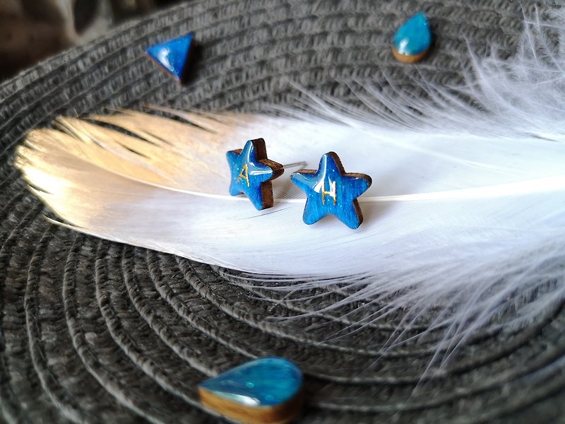 Star gold letter wooden stud earrings (single) - ear pin earrings wooden anti-allergic stainless steel blue - ต่างหู - ไม้ สีน้ำเงิน