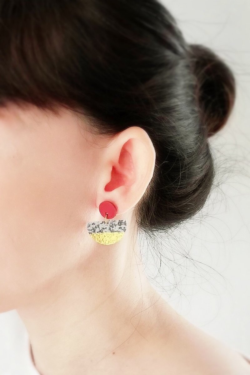 Handmade leather earring grey red and gold color - 耳環/耳夾/耳骨夾 - 真皮 灰色