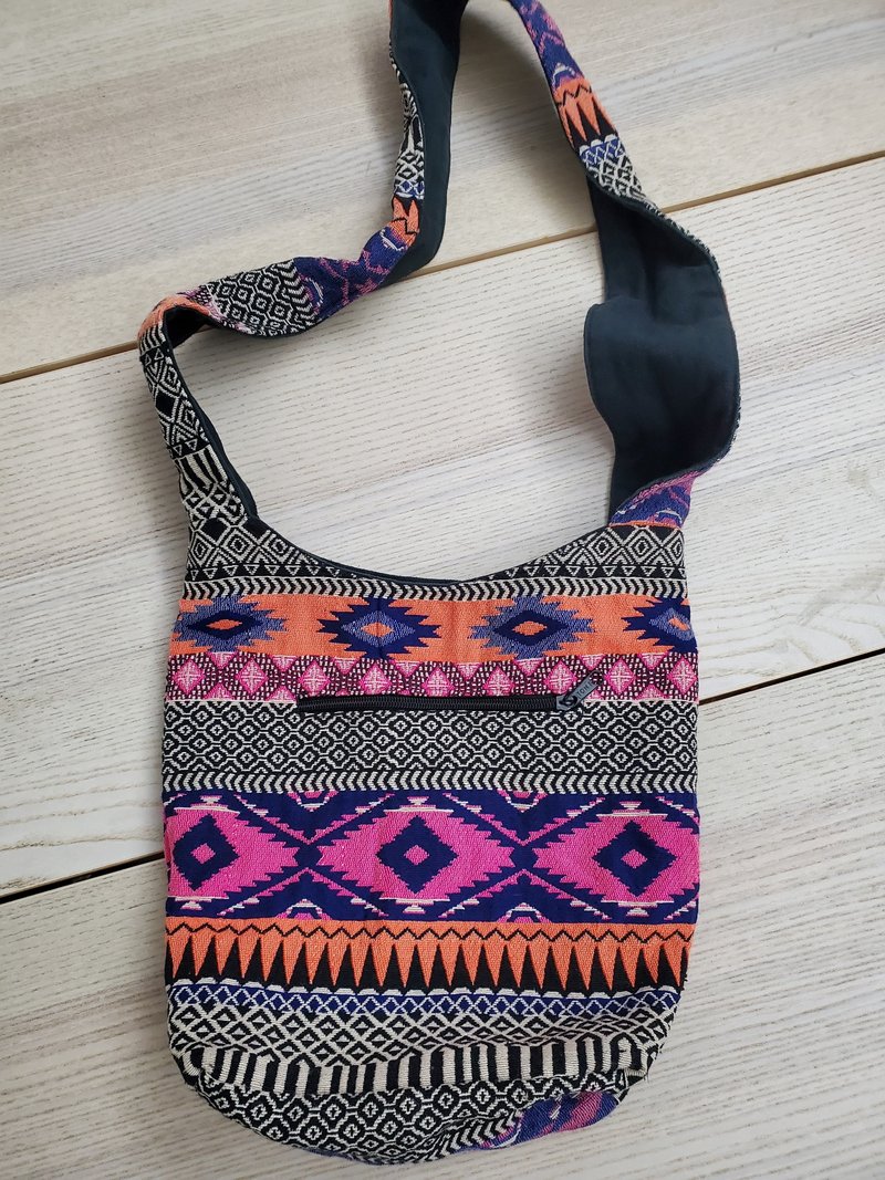 有禮貌穿搭 民族風 南美洲 印地安 刺繡圖騰 圓筒包 寬背帶 - 束口袋/束口背包/水桶包 - 棉．麻 多色