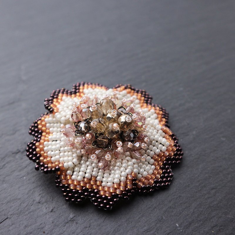 Beaded Flower Brooch (Orange)/ビーズフラワーのブローチ - 胸針/心口針 - 玻璃 橘色